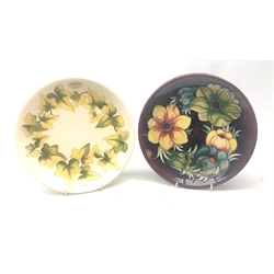  Moorcroft Anemone pattern plate and Ivy pattern plate, D26cm  