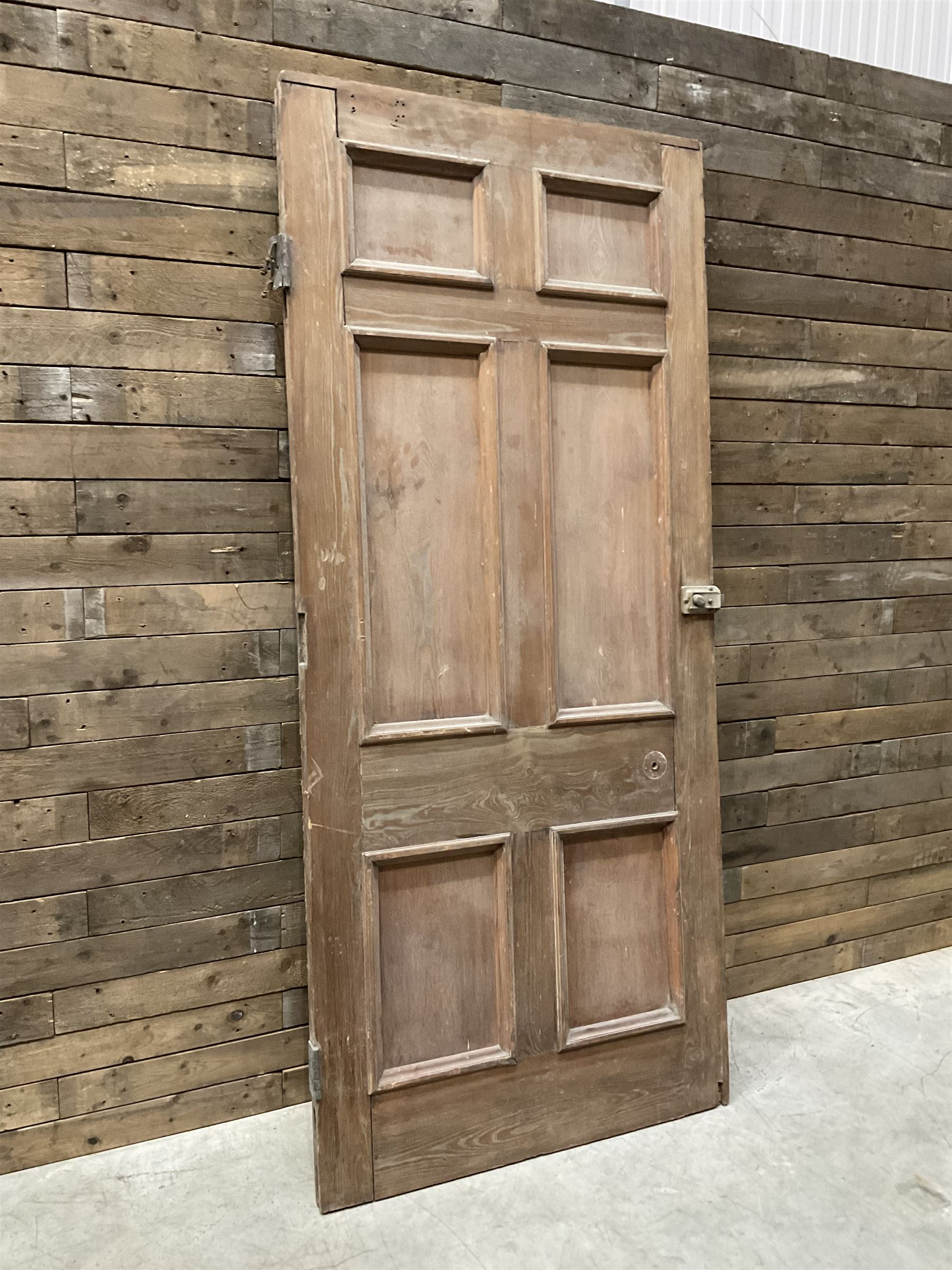 Five 19th century heavy pitch pine six panel doors

226cm x 99cm
228cm x 99cm
228cm x 100cm
228cm x 100cm
228cm x 99cm
