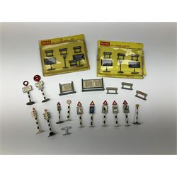 Hornby Dublo/Dinky etc - quantity of accessories including two blister packed 5037 Lineside Notices; Urinal; Book Kiosk; Coal Store; Destination Board/Seat; twelve road signs/traffic lights; ten advertising hoardings; boxed gradient and mile posts; boxed 1575 Lighting Kit; trackside signs, assorted luggage etc