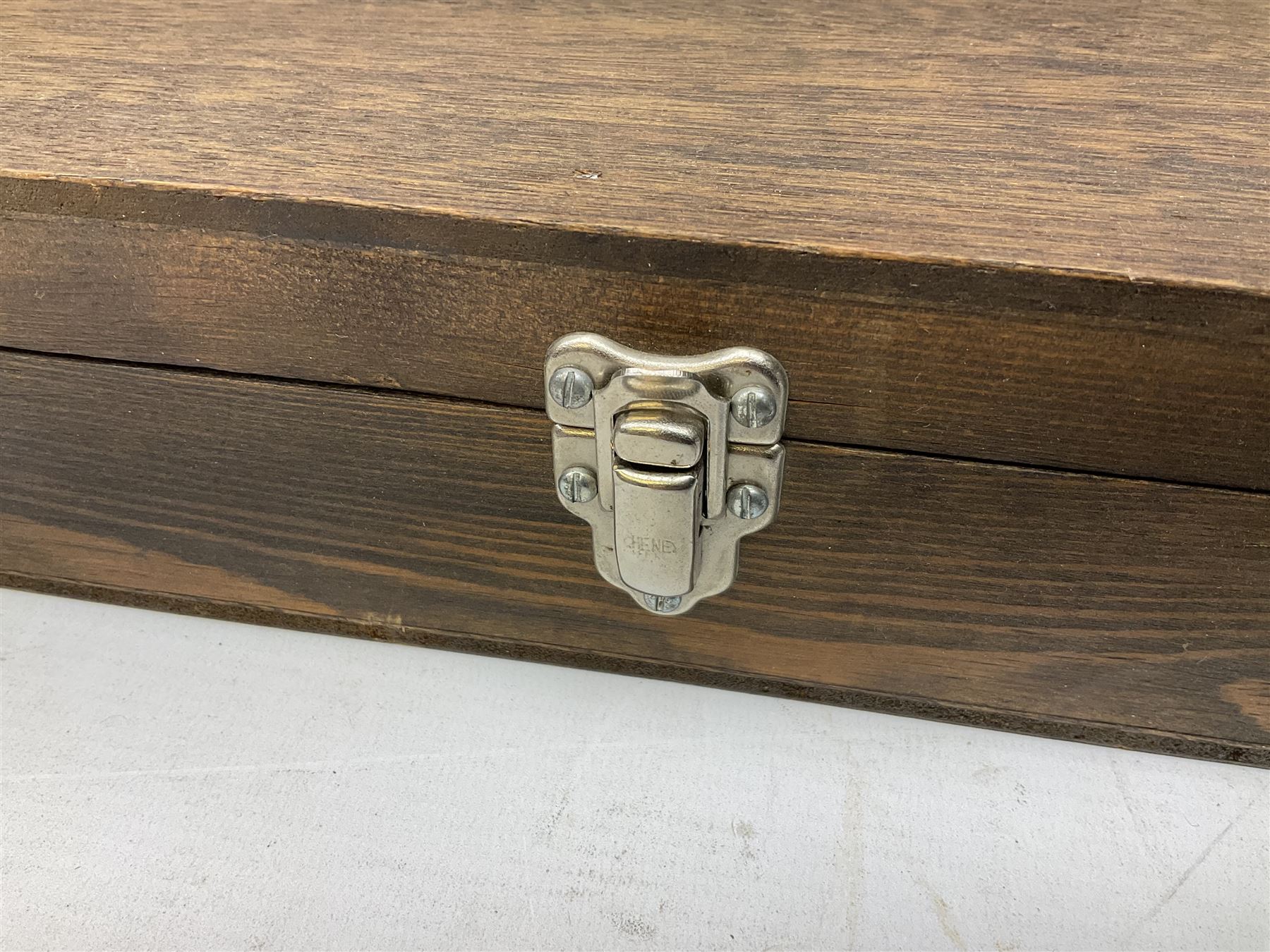 Midland Gun Company Birmingham & London 12-bore side-by-side box-lock non-ejector double barrel shotgun with 76cm damascus barrels, Prince of Wales style walnut stock with chequered grip and fore-end, top safety and engraved lock no.62160 L120cm overall; in scratch built baize lined wooden case. SHOTGUN CERTIFICATE REQUIRED.