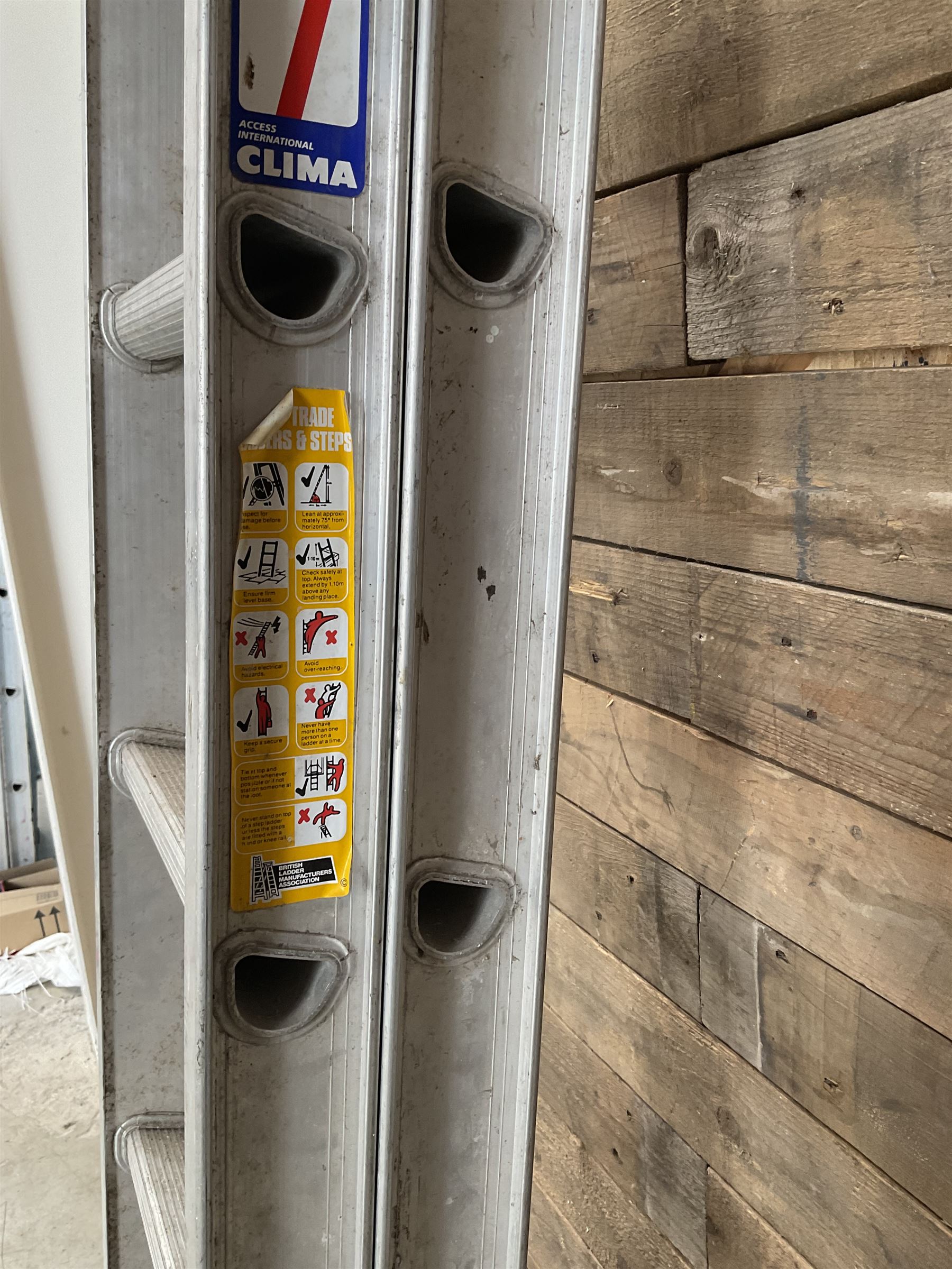 Clima pair of aluminium extending ladders - 3.96m closed, 7.26m extended