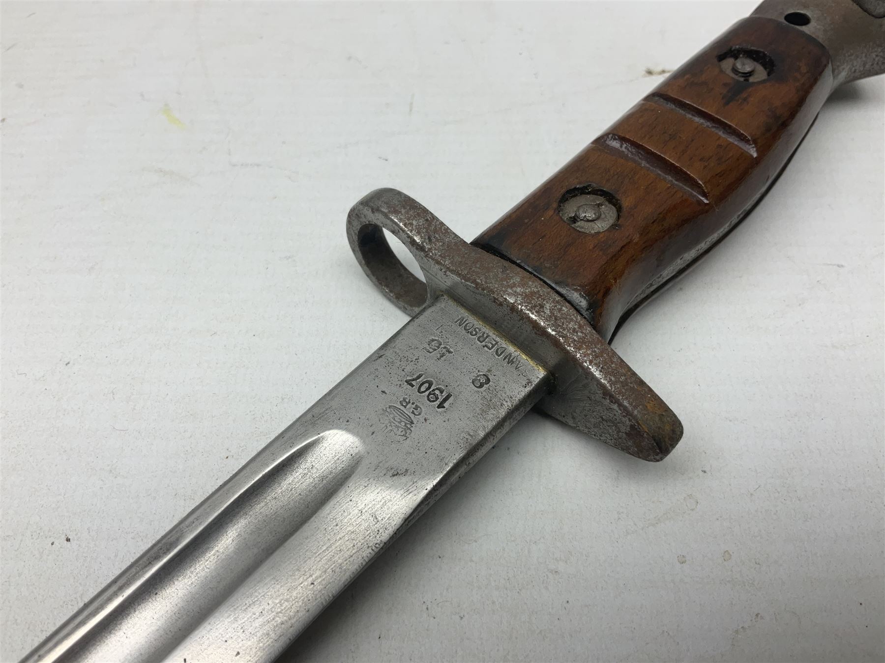 WW1 British 1907 pattern bayonet, the 43cm single edged fullered blade stamped to the ricasso with a crown GR cypher 1907 8 15 Sanderson, with various ordnance marks verso, two piece walnut grip, pommel stamped 1HLI 354; in steel mounted leather scabbard stamped 140 to the throat L57cm overall