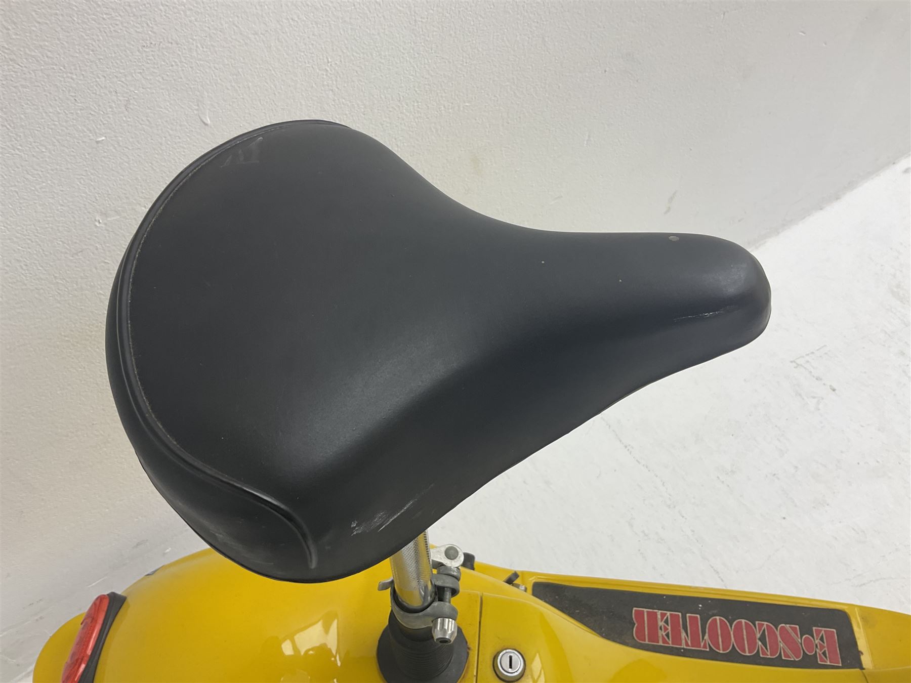 E-Scooter yellow electric 2-wheel scooter with seat and charger L106cm