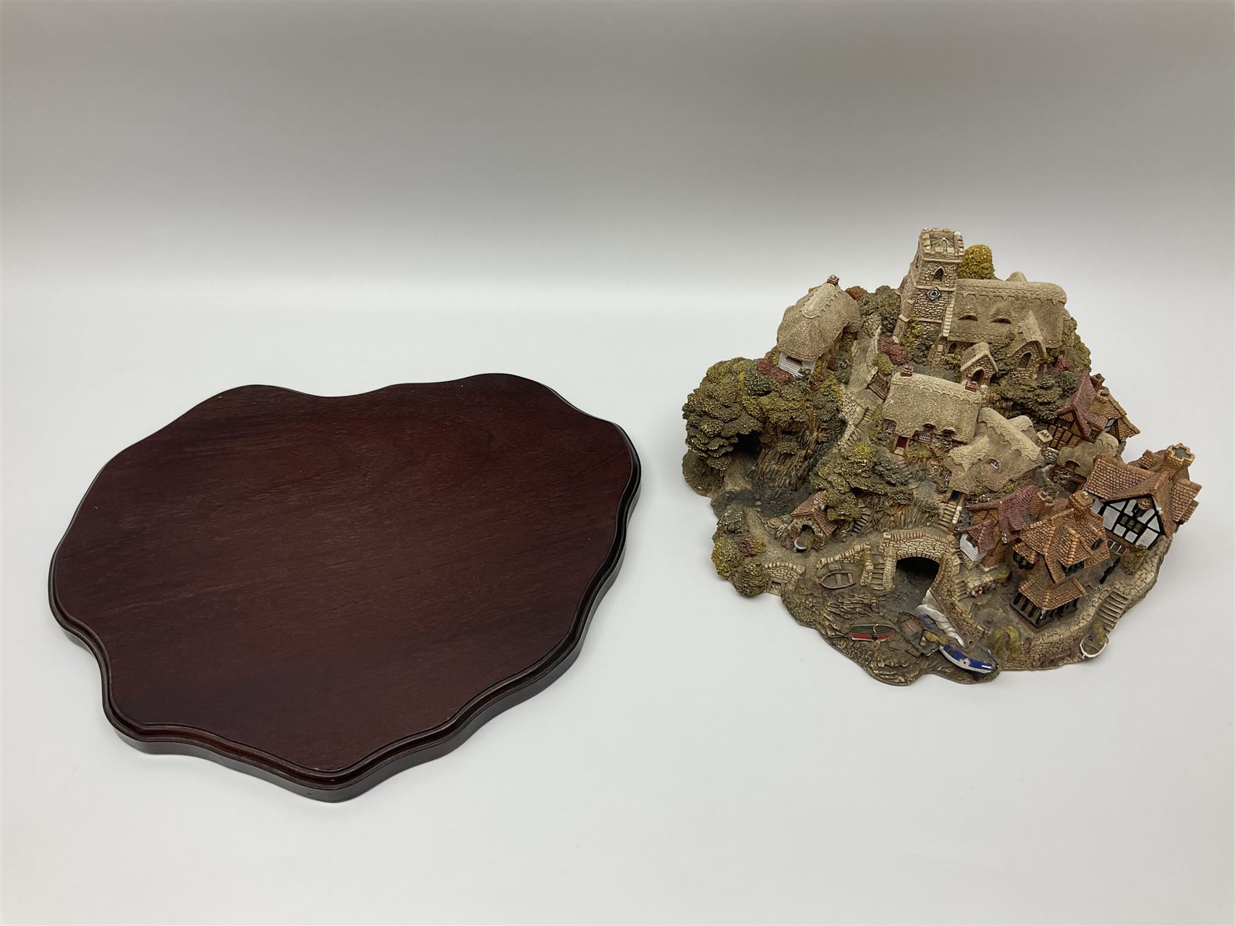 Lilliput lane St. Peters Cove with display plinth and original box 