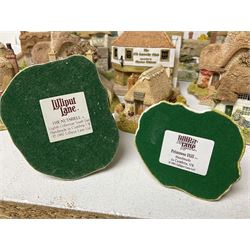 Nineteen Lilliput Lane models, including Dove Tails, Birdlip Bottom, Smallest Inn, Gossip Gate and Beehive Cottage, all with deeds and original boxes (19)