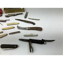 Pocket knives including boxed Puma 'Fishermans Knife', mother of pearl and silver bladed example, multi tools etc (25)