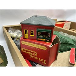 '00' gauge - predominantly Hornby/Tri-ang: Operating Royal Mail Coach set, Operating Breakdown Crane; and thirteen goods wagons; all boxed; eight unboxed wagons; five unboxed and playworn Lesney die-cast models; various trackside buildings including Engine Shed, Signal Box, Porters Room, three tunnels etc; some boxed