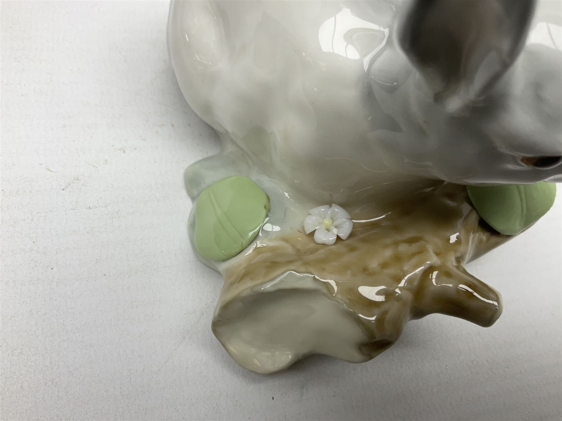 Six Lladro figures, comprising A Friend for Life no 7685, Rabbit Eating no 4773, Sitting Bunny no 5907, Washing up no 5887, Surprised cat no 5114 and Scar-dy Cat no 5092, all with original boxes, largest example H15cm 