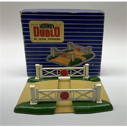 Hornby Dublo - six D1 accessories comprising Turntable; Through Station with white edges and separately boxed Platform Extension with Wall; Signal Cabin with orange roof and pack of station names; Level Crossing; and Island Platform; all boxed (6)