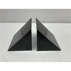 Pair of black marble book ends of triangular form, H11cm 