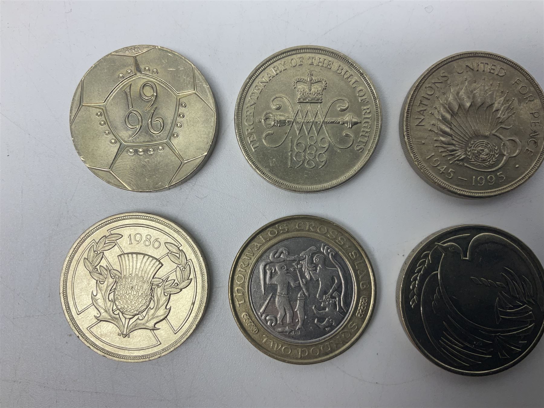 Queen Elizabeth II United Kingdom dual dated 1992/1993 fifty pence coin, five old style two pound coins including 1989 'Bill of Rights' etc and an Isle of Man 2002 two pound coin (7)
