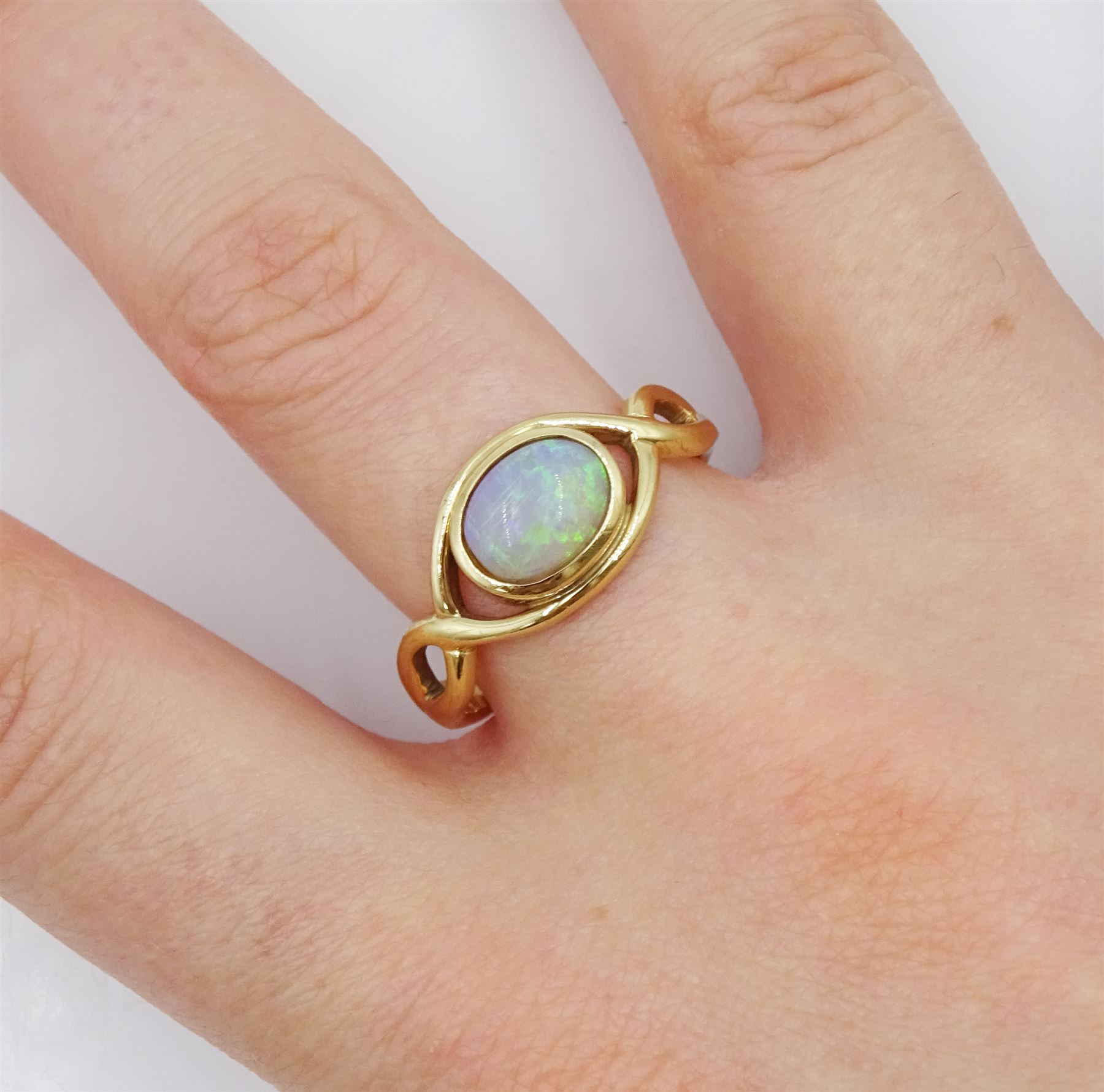 9ct gold single stone opal ring, with crossover design shoulders, Sheffield 2005