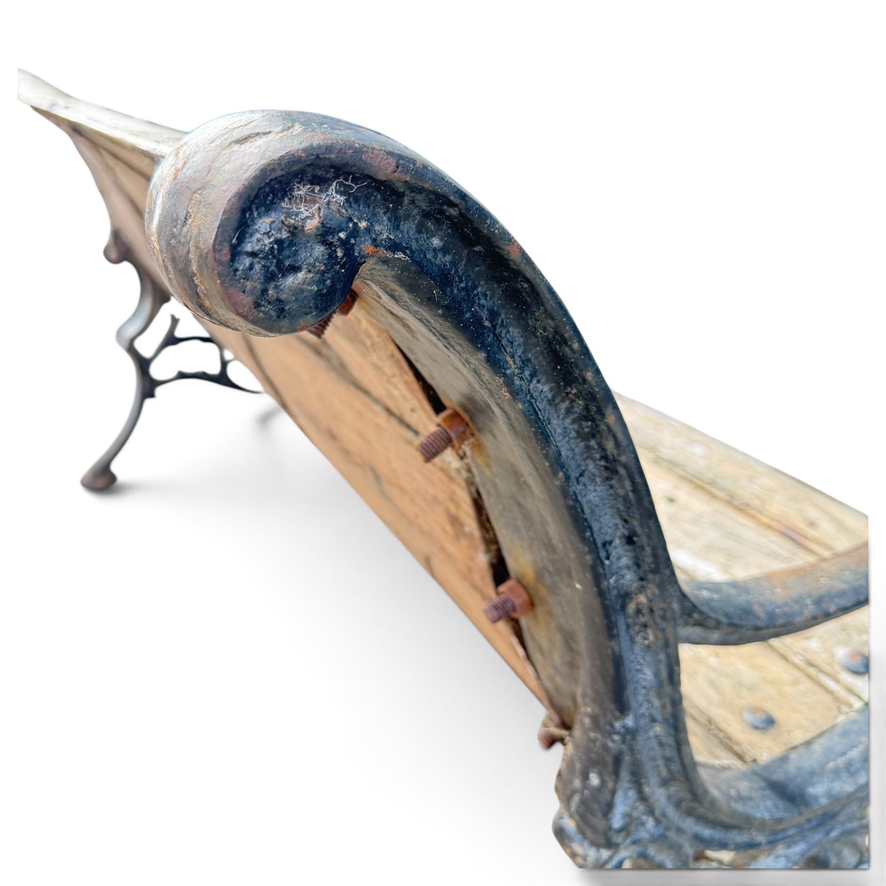 Late 19th/early 20th century Coalbrookdale design cast iron and teak garden bench, the end supports with scrolled backs and pierced foliate arm terminals above ornate scrolling acanthus-cast stretchers, terminating in lobed pad feet, united by a teak slatted back and seat