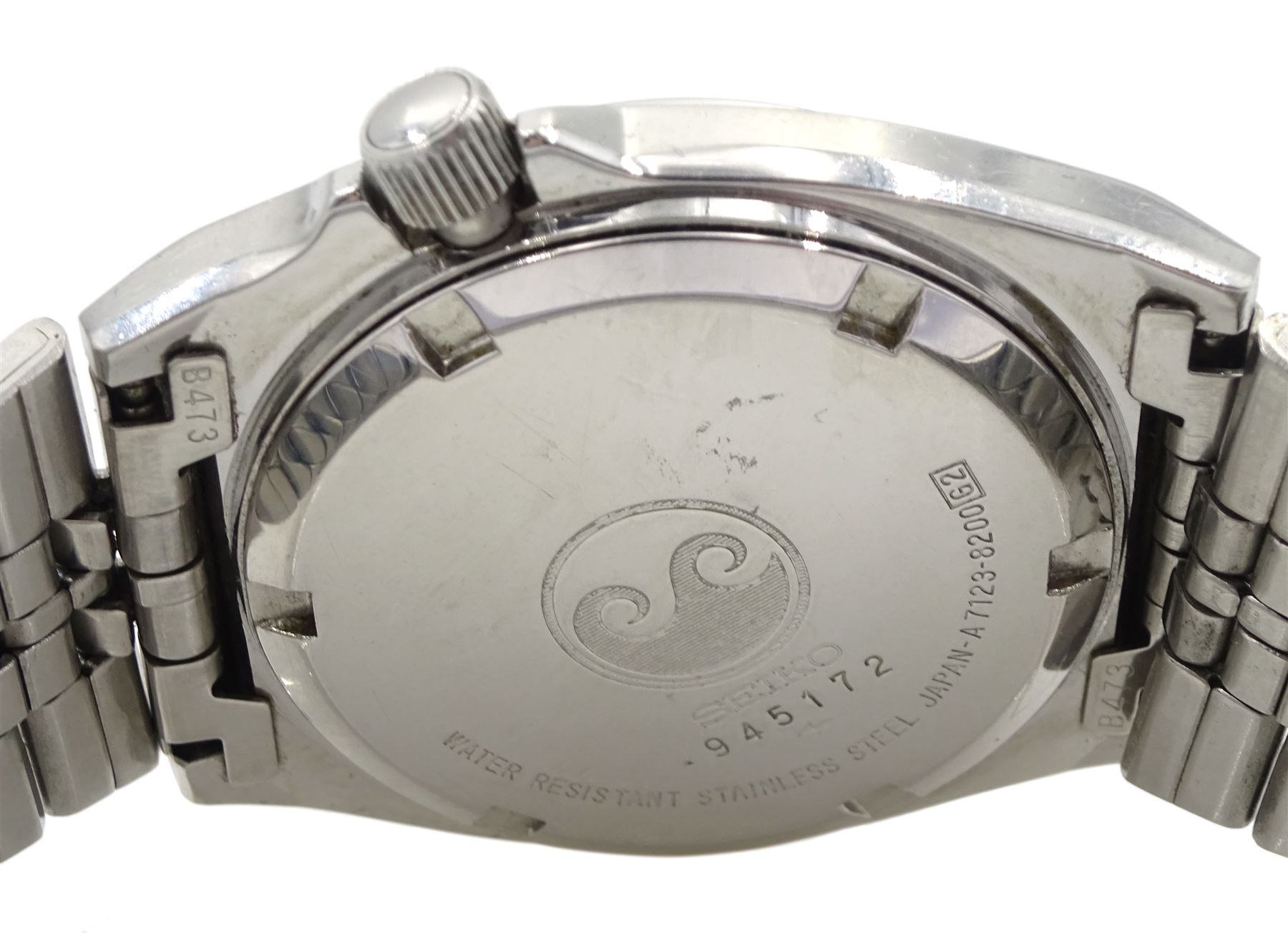 Seiko Quartz Sports 100 gentleman's wristwatch with day/date aperture, model No. A 7123-8200, boxed 