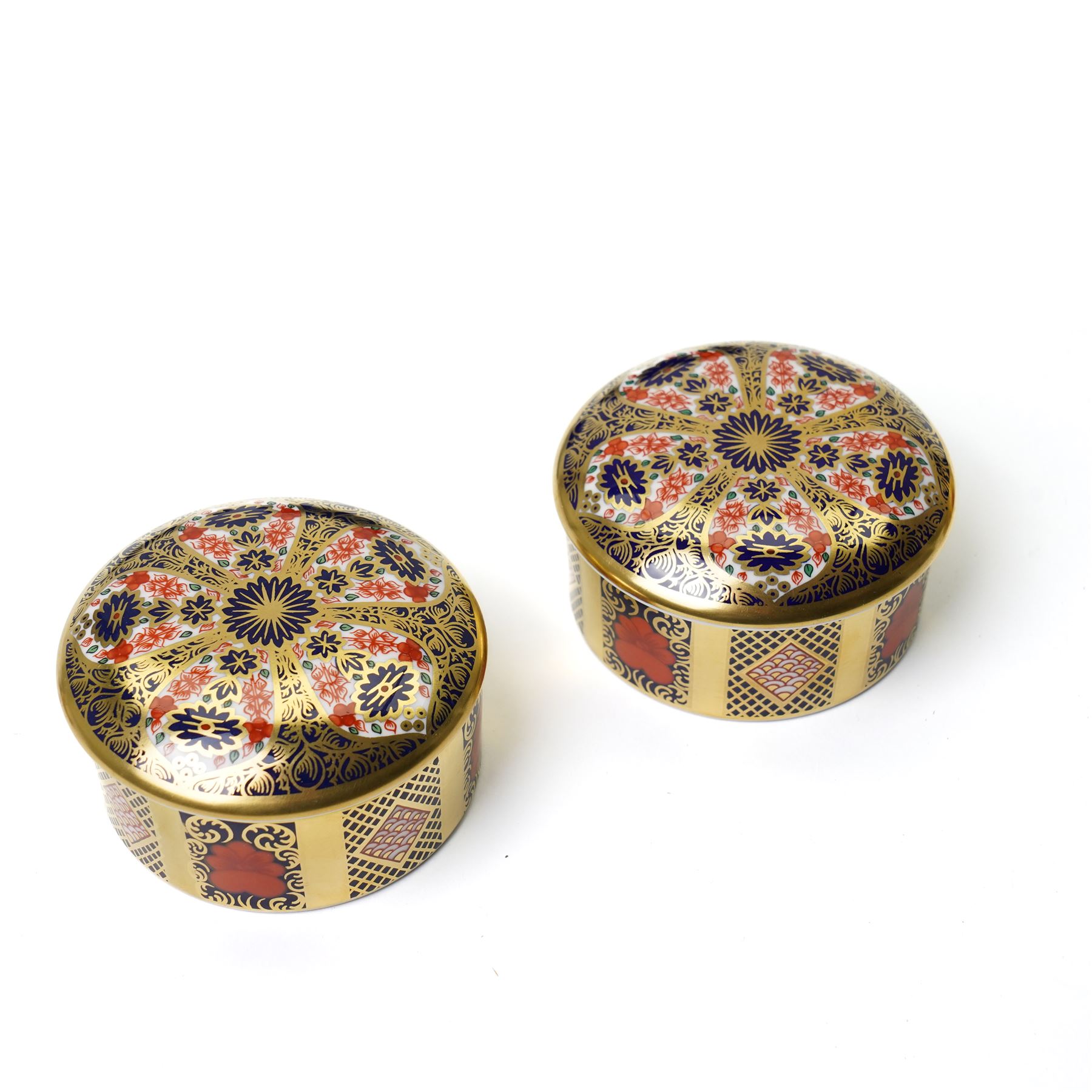 Four Royal Crown Derby Imari 1128 pattern boxes, largest D8.5cm, together with two round trays in the same pattern, D11cm, all boxed (6)