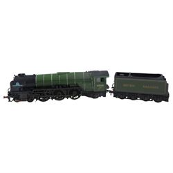 Three boxed 00 gauge Hornby locomotives, two unboxed 00 gauge locomotives, including Bachmann Class A1 Tornado, two Hornby composite coaches, Hornby breakdown crane and an empty Bachmann presentation box
