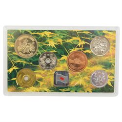 Two The London Mint Office 2009 9ct gold 1 gram half crown coins, Queen Elizabeth II Tristan Da Cunha 2014 'The World War One Centenary Silver Crown Set', The Royal Mint 2008 one ounce fine silver Britannia, United Kingdom 1986 brilliant uncirculated coin collection and other coins