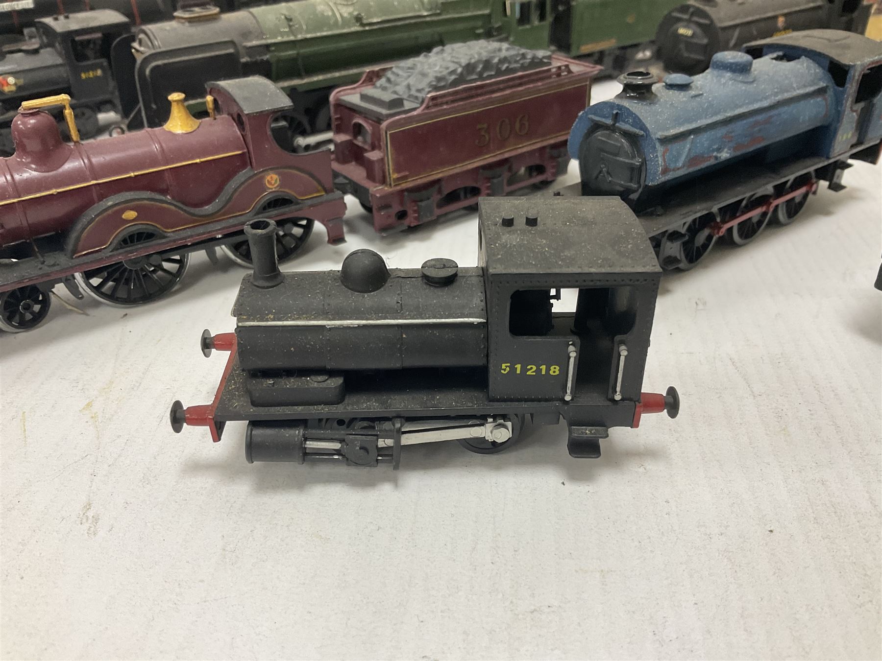 ‘00’ gauge - Airfix locomotive model kits comprising series 4 City of Truro kit and empty series 4 box, series 4 Mogul, two series 4 Harrow kits, all boxed; together with Rosebud Kitmaster Stirling kit and quantity of loose plastic locomotives and tenders from Airfix, Kitmaster, Ratio etc 