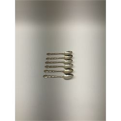 Oneida Community silver plated cutlery in the Mansion House pattern, comprising fithteen teaspoons, twelve soup spoons and six serving spoons together with matched cutlery, compromising fourteen forks, twentythree knives, twelve spoons, ten dessert spoons, one teaspoons,and a selection of other cutlery. 