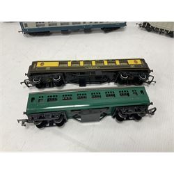 Hornby/Tri-Ang ‘00’ gauge - eight various coaches and eighteen goods wagons; all unboxed (26)