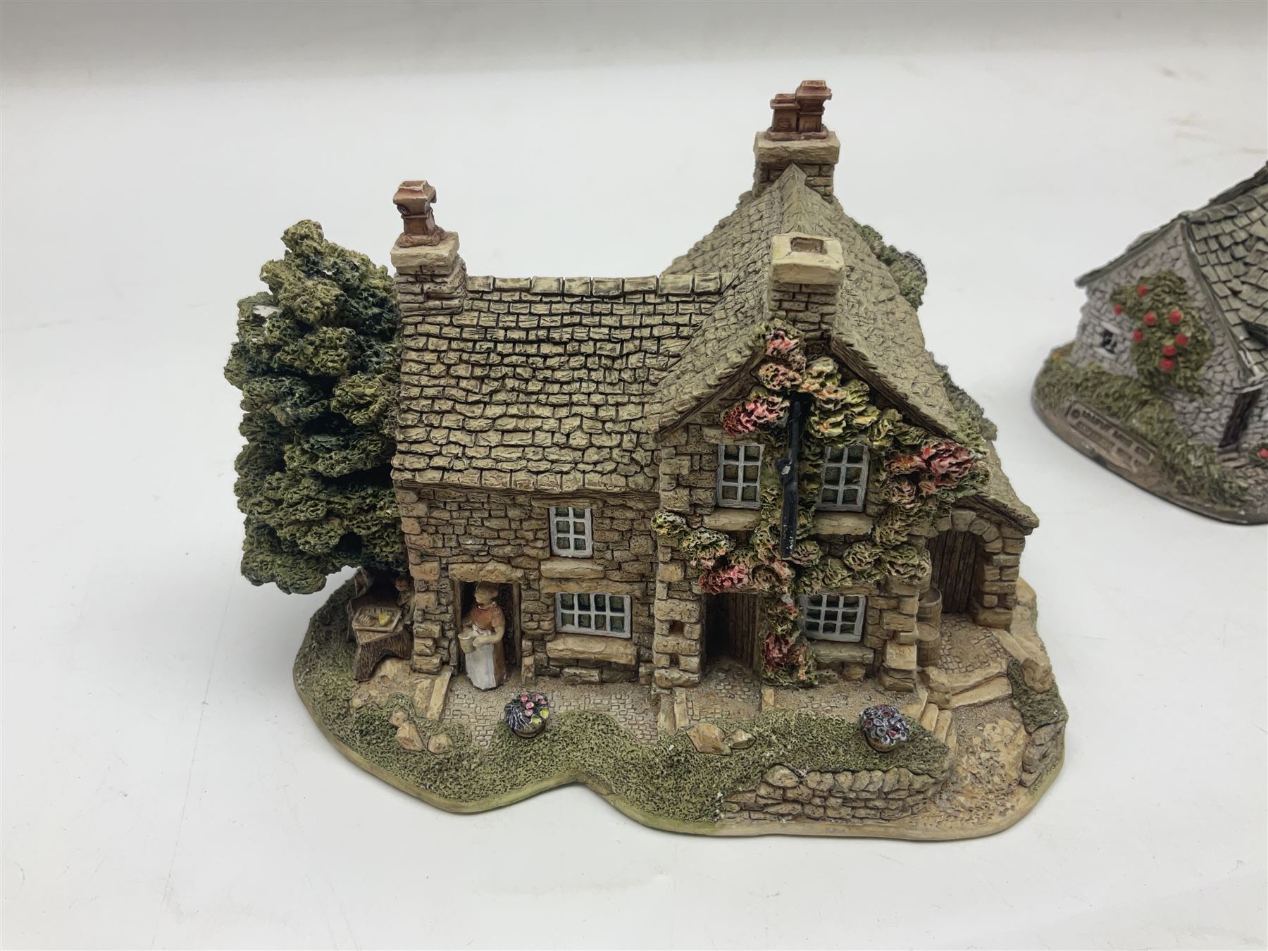 Seventeen Lilliput Lane models, to include The Dalesman, Windy Ridge, Cat Coombe Cottage, Granny Smiths, ect, all with deeds and original boxes (17)