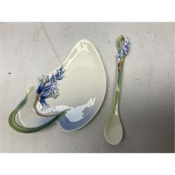 Five Franz teacups and saucers comprising Hummingbird FZ00129, Bluebell FZ00875, Dragonfly FZ00028, Butterfly XP1693 and Daisy FZ00793, together with Hummingbird spoon, all boxed (6)