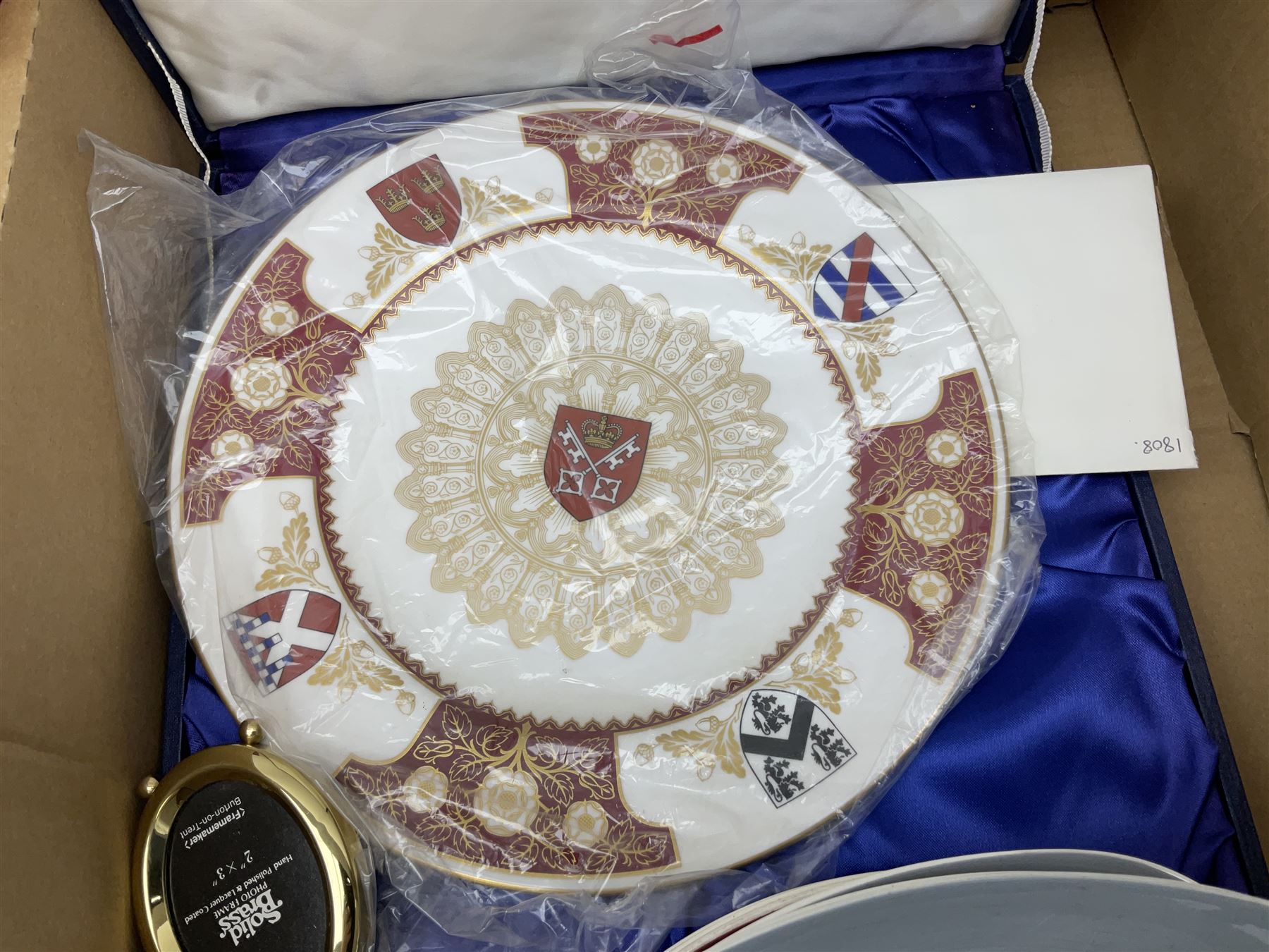 Twin handled cache pot in the style of Herend Hungary, stamped VA Portugal, decorated with birds upon branches, Mason's Ironstone large footed bowl in the Mandarin pattern, Spode Gainsborough bowl, Royal Doulton Bird of Paradise plate c1938 D4602, lustre plates, Aynsley, oriental style lidded vase, Portmeirion, lattice creamware, J & G Meakin Sol, Wedgwood, studio pottery, Spode York Minister boxed plate etc