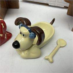 Border Fine Arts Shaun The Sheep Tractor Train and musical figure, together with a Wallace and Gromit photograph frame and a Gromit cruet sett, three in original boxes  