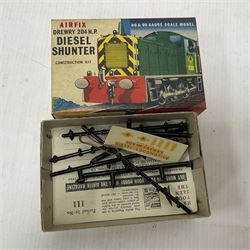 ‘00’ gauge - Airfix locomotive model kits comprising series 4 City of Truro kit and empty series 4 box, series 4 Mogul, two series 4 Harrow kits, all boxed; together with Rosebud Kitmaster Stirling kit and quantity of loose plastic locomotives and tenders from Airfix, Kitmaster, Ratio etc 