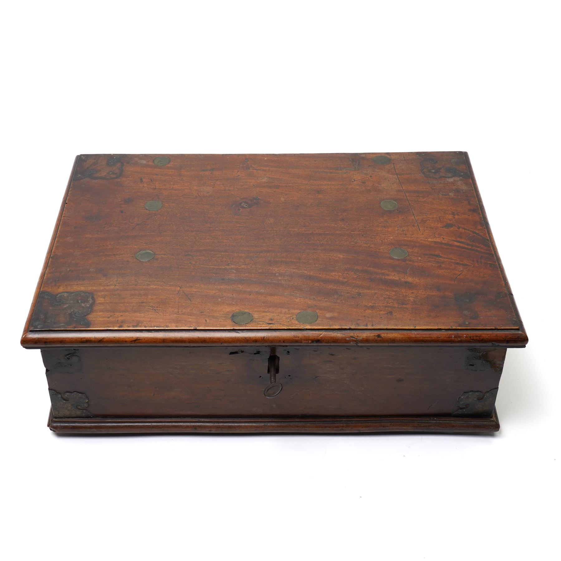 Late 18th century Colonial ship's travelling chest with paper lined interior and side carrying handles W51cm