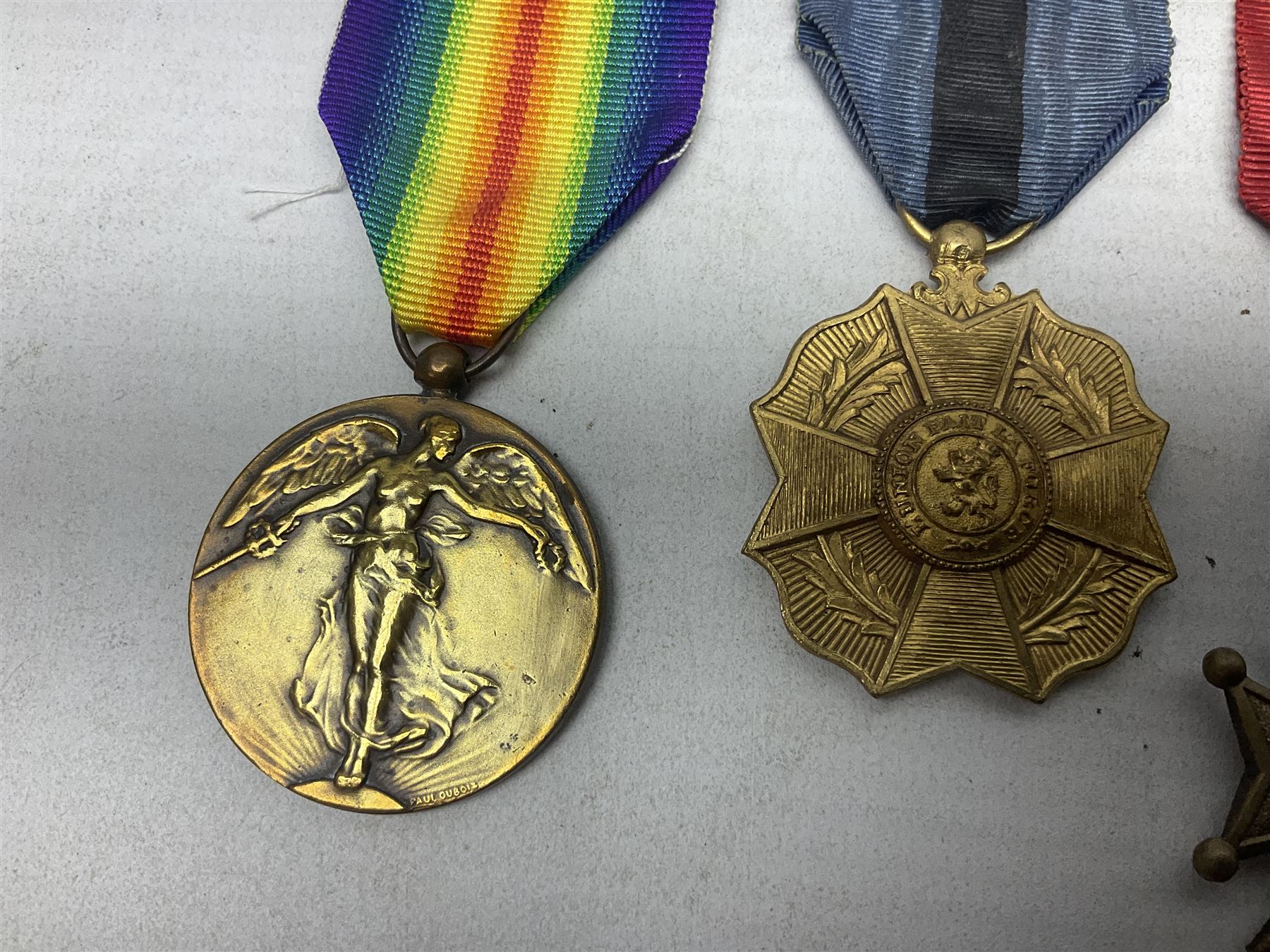 Five WW1 Belgian medals - two Croix-De-Guerre, one with MID leaves, L'Union Fait La Force, Herinnerings 1914-18 Commemorative medal and Victory Medal; all with ribbons