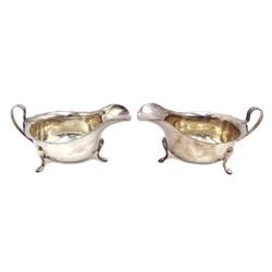  Pair of silver sauce boats by Viner's Ltd, Sheffield 1965/6, approx 6.5oz  