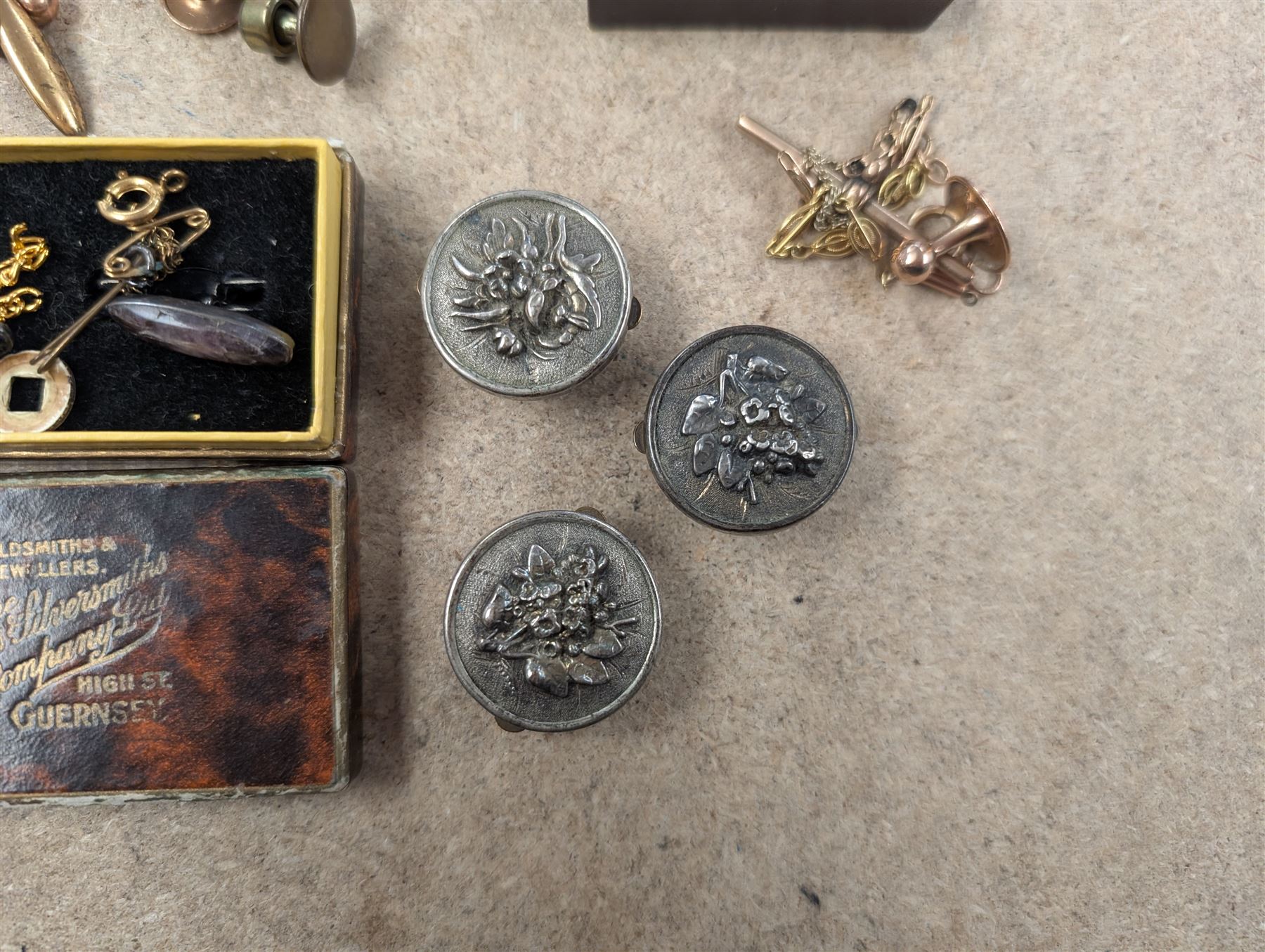 9ct gold jewellery oddments, together with a pair of silver blue john cufflinks, three buttons/studs, and other costume cufflinks and studs