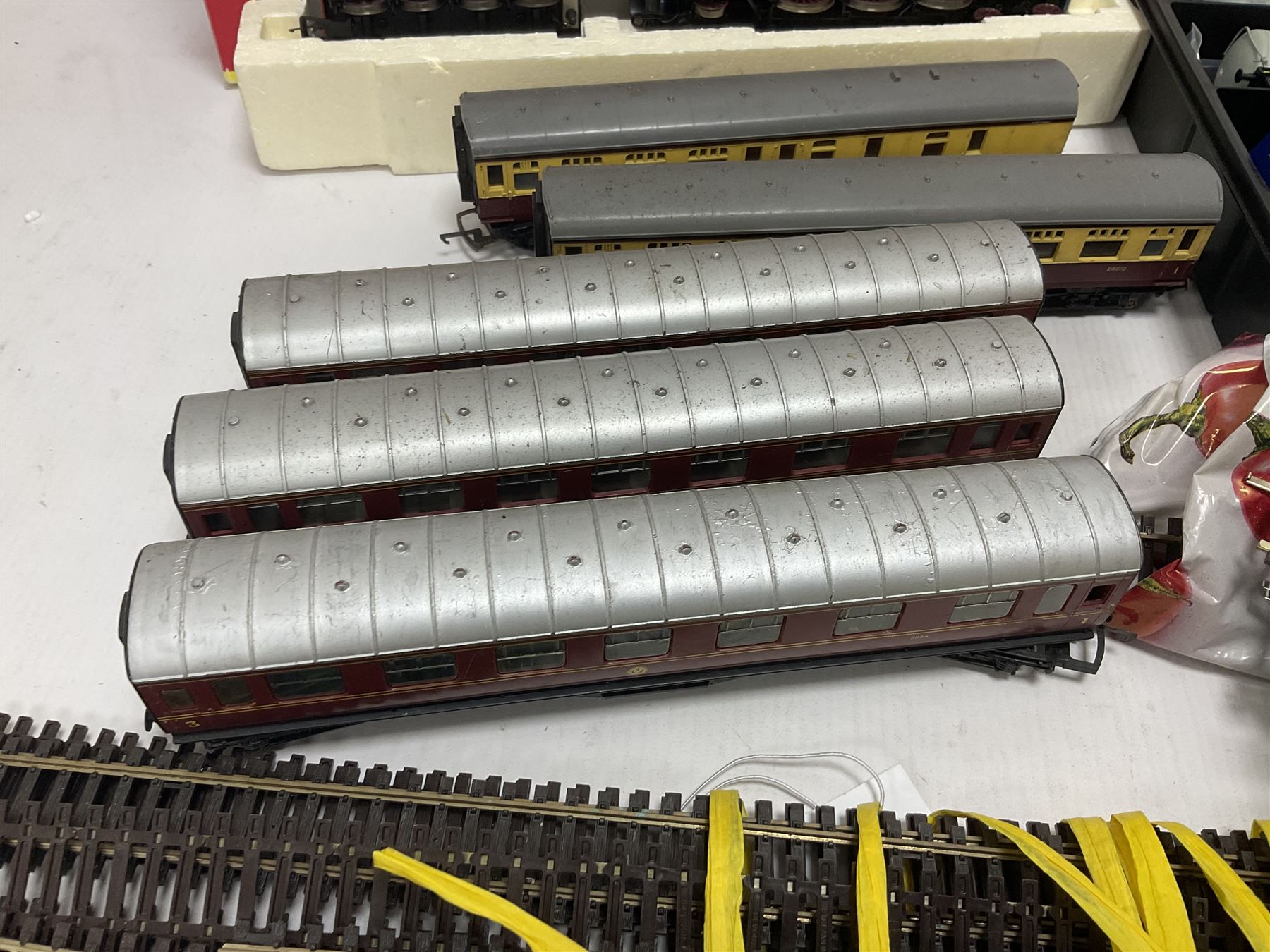 Various makers ‘00’ gauge - Hornby DCC ready LNER 4-6-2 ‘The Mallard’ no.4468 in blue with original box; Lima British Railway Class 33 Bo-Bo diesel locomotive no.33025; quantity of coaches, wagons and track to include Hornby, Lima, Tri-Ang etc (26) 