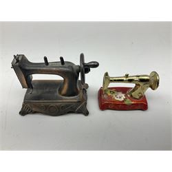 Singer mini sewing machine, together with Holly hobbie mini sewing machine and other sewing machine models, Singer H15cm