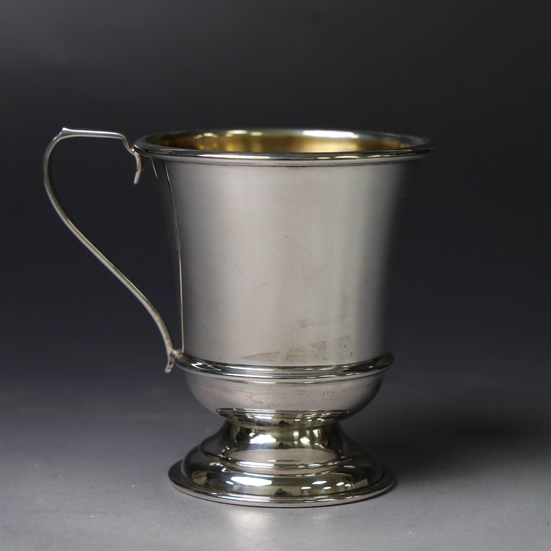 Silver Queen Elizabeth II Silver Jubilee mug, with silver and enamel profile of the Queen's head to one side, hallmarked W I Broadway & Co, Birmingham1977, H7.5cm, boxed