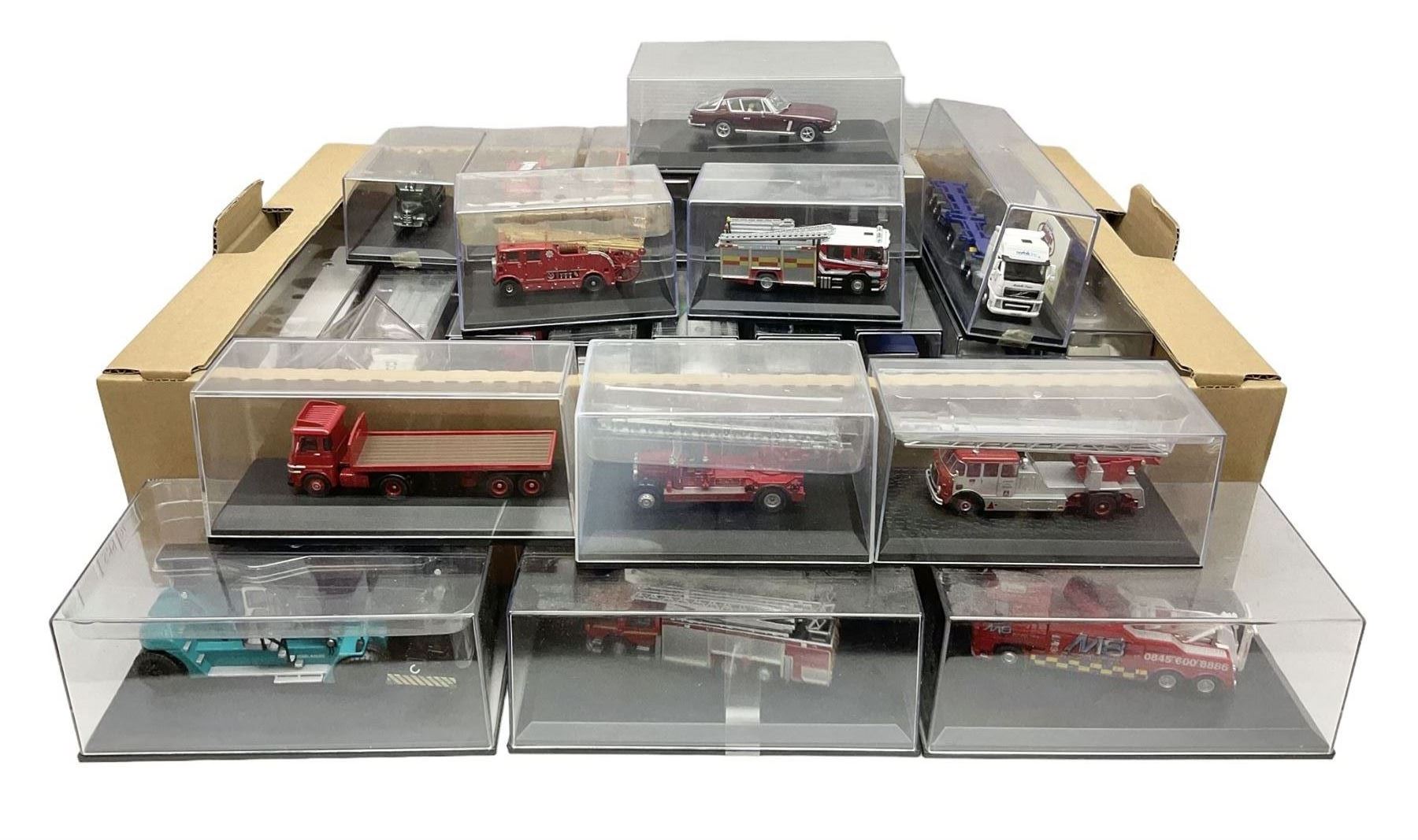 Thirty-two Oxford die-cast models including a Haulage Company Norfolkline limited editon model, lorries, fire engines etc (32) 