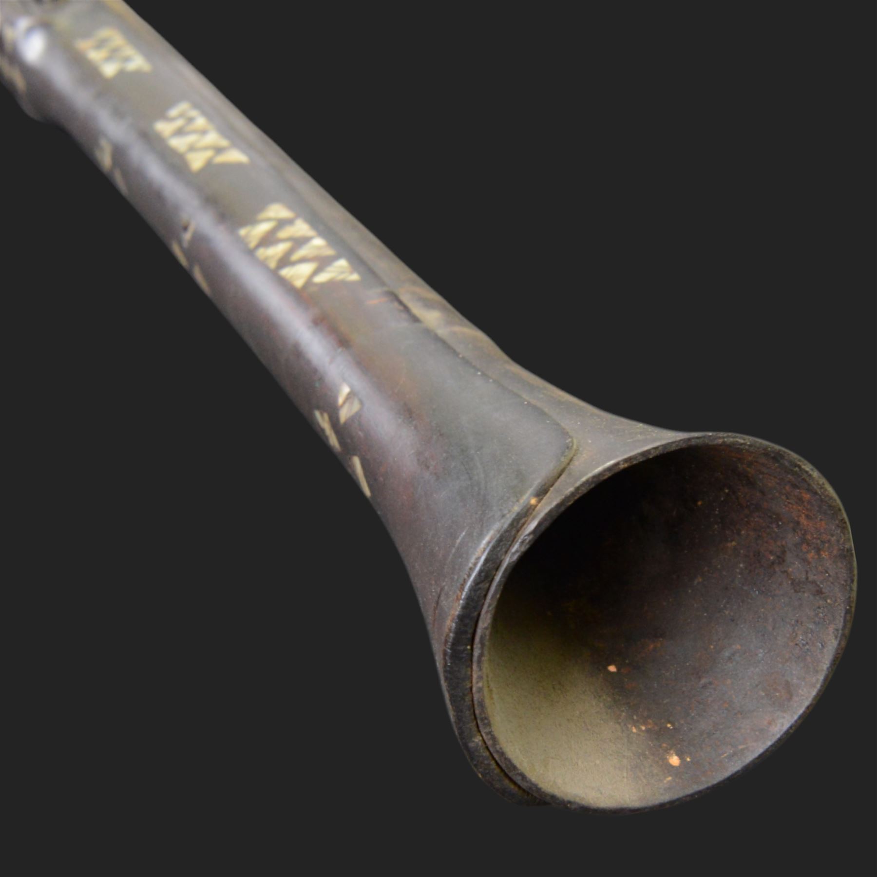 Indian Jezail style flintlock blunderbuss with 61cm bell mouth blunderbuss barrel with engraved floral design, the butt with mother of pearl triangular inlays, overall L97cm