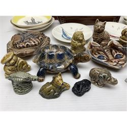 Collection of Wade ceramics, including a cat pin dish, crab trinket dish, two cups, whimsies etc 