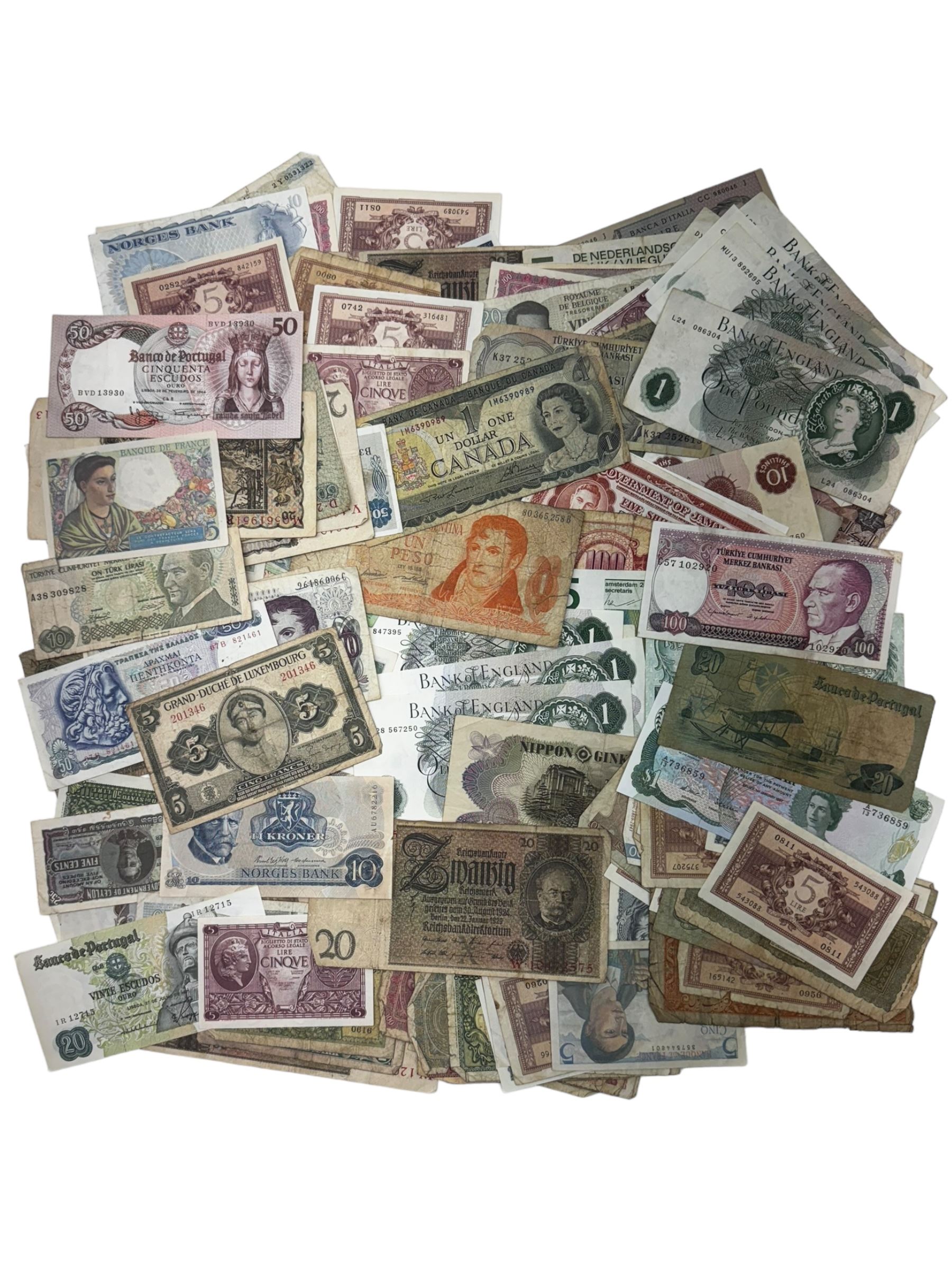 Great British and World banknotes, including Bank of England Hollom ten pounds 'A18' and five pounds 'N12', Fforde ten pounds 'A70' and five pounds 'Z26', various one pound notes, Central Bank of Belize one dollar '1st January 1987', Canada one dollar 'Ottawa 1973' etc