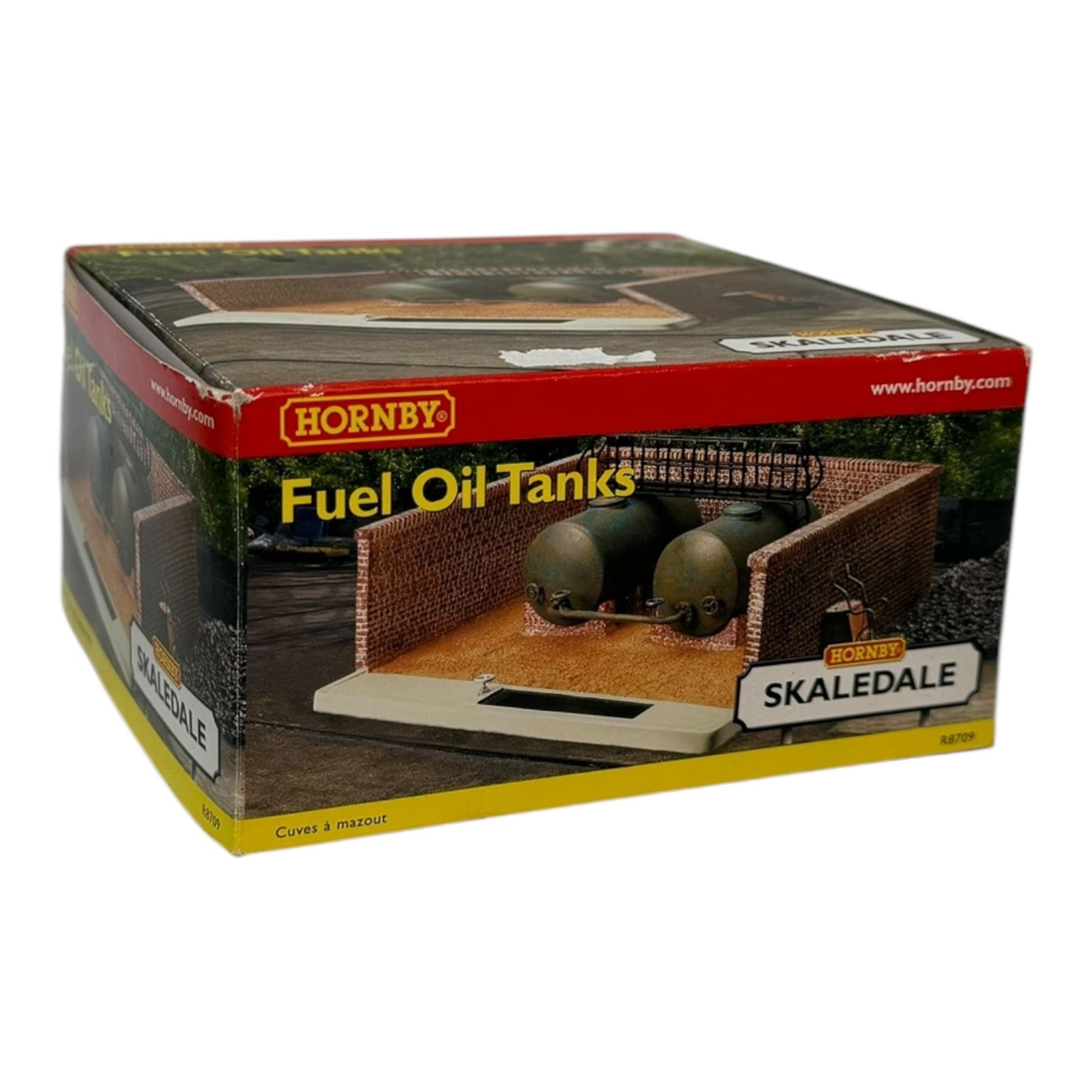 Ten Hornby '00' gauge Skaledale buildings, comprising R8505 The Kings Head Hotel, R8518 Old Green Cottages, R9716 City Dry Cleaners, R9678 Emma Williams Ladies Outfitters, R9800 Bus Shelter, R8637 Double Engine Shed, R8519 Misdale House, R8709 Fuel Oil Tanks, R8630 Toilet Block and R8603 Coal Staithes, all boxed