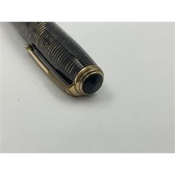 Parker Vacumatic fountain pen, the Golden Pearl pattern barrel and cap with arrow clip and gold nib stamped 14K, L11.5cm