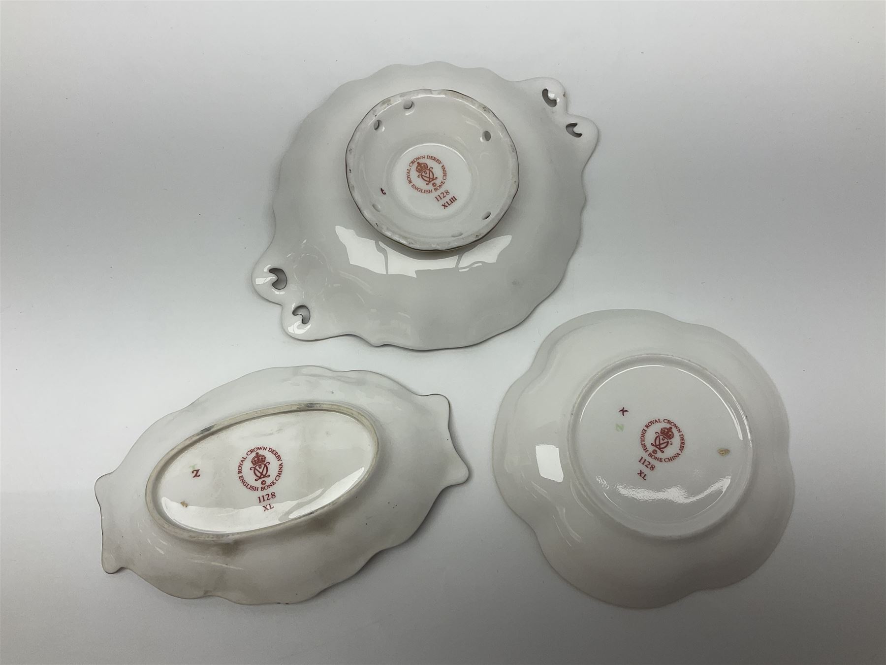 Collection of Royal Crown Derby Old Imari pattern no. 1128, comprising footed trinket dish, covered trinket box and three other trinket dishes 
