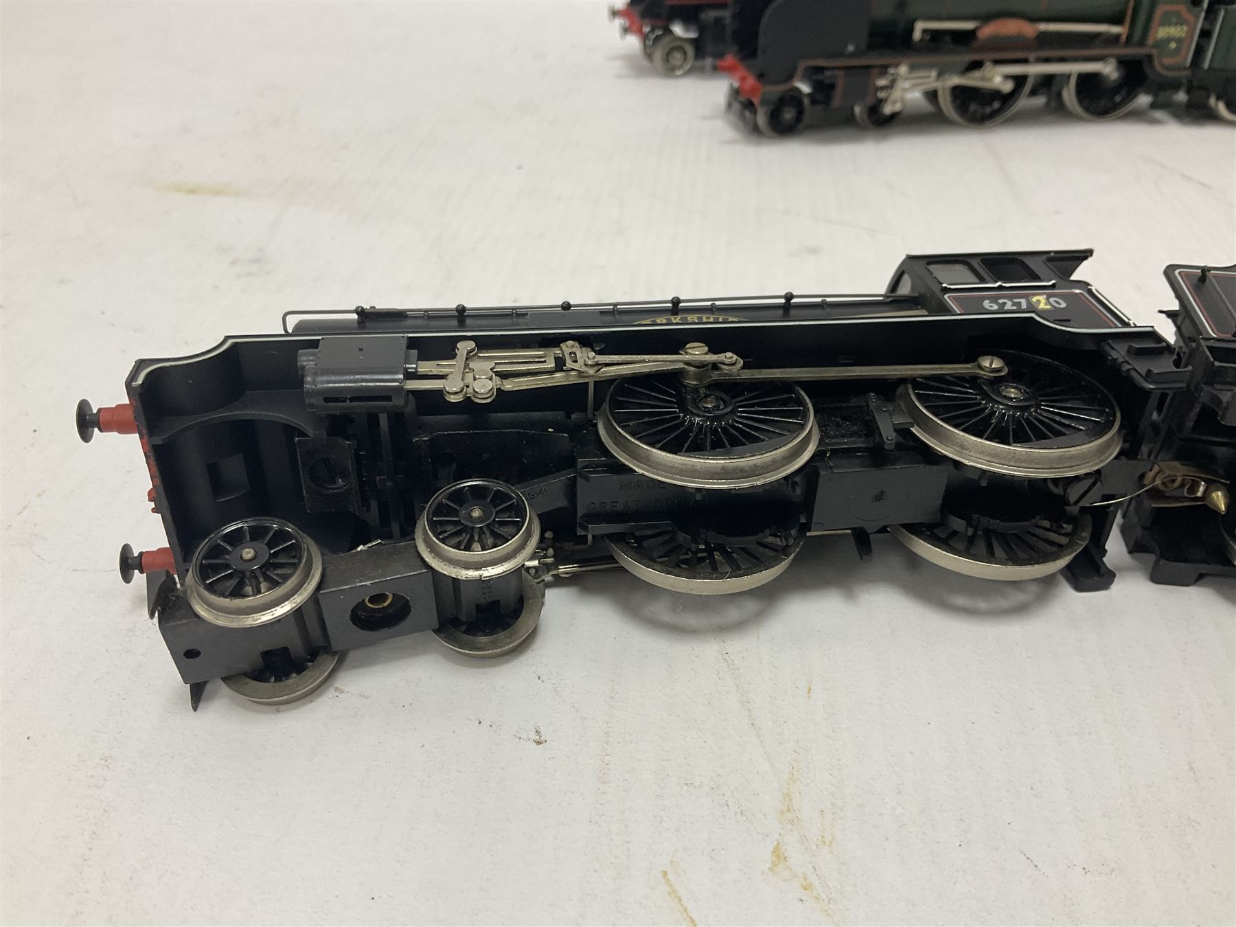 Various makers ‘00’ gauge - Hornby Class D41/1 4-4-0 ‘Yorkshire’ locomotive no.62700 in BR black and Green Schools Class 4-4-0 ‘Wellington’ locomotive no.30902 in BR green; G&R Wrenn Class R1 Tank 0-6-0T locomotive no.1127 in green; Trix Trains Class A2 4-6-2 ‘A.H.Peppercorn’ locomotive no.525 in LNER green (4) 