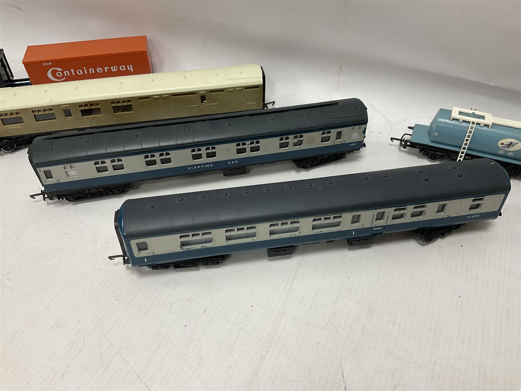 Hornby/Tri-Ang ‘00’ gauge - eight various coaches and eighteen goods wagons; all unboxed (26)