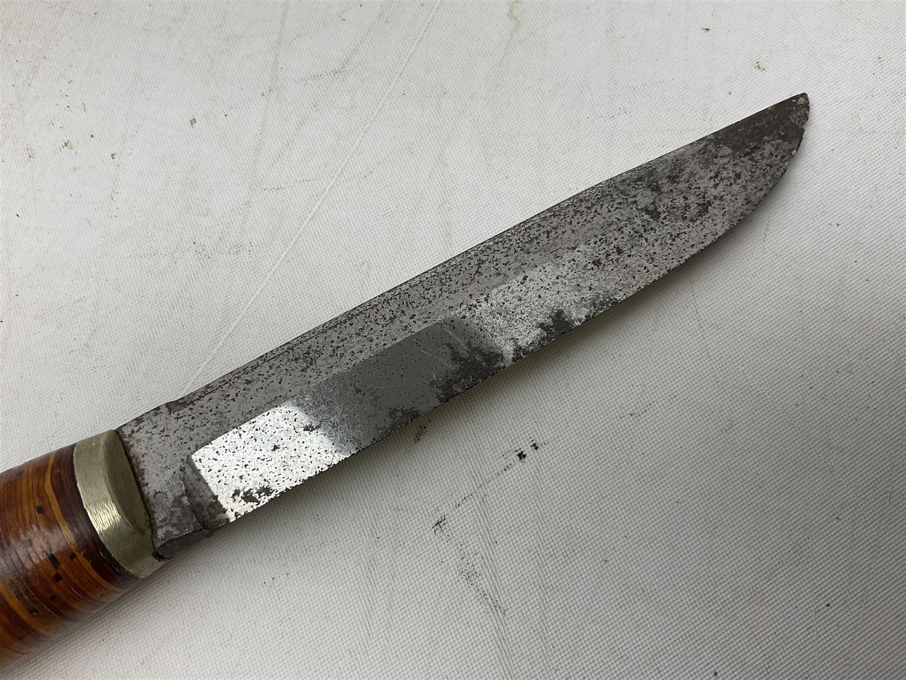 Norwegian staksniv hunting knife with 10cm single-edged steel blade in tooled leather sheath with nickel mounts L23cm overall