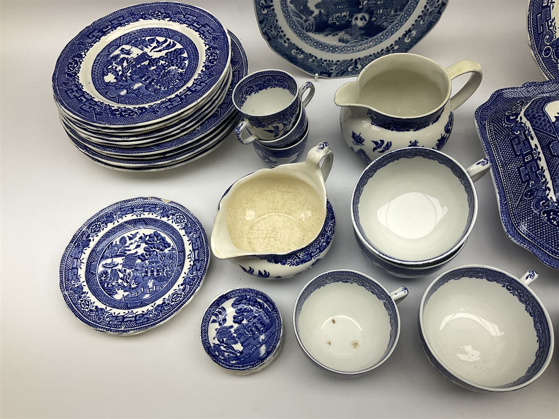 Late 18th/early 19th century Chinese export dinner plate, together with
Royal Venton Ware in Willow pattern, part dinner service, including two covered tureens, jug, six dinner plates, two serving platters, three serving platters, six dinner plates, seven side plates and seven dessert plates etc