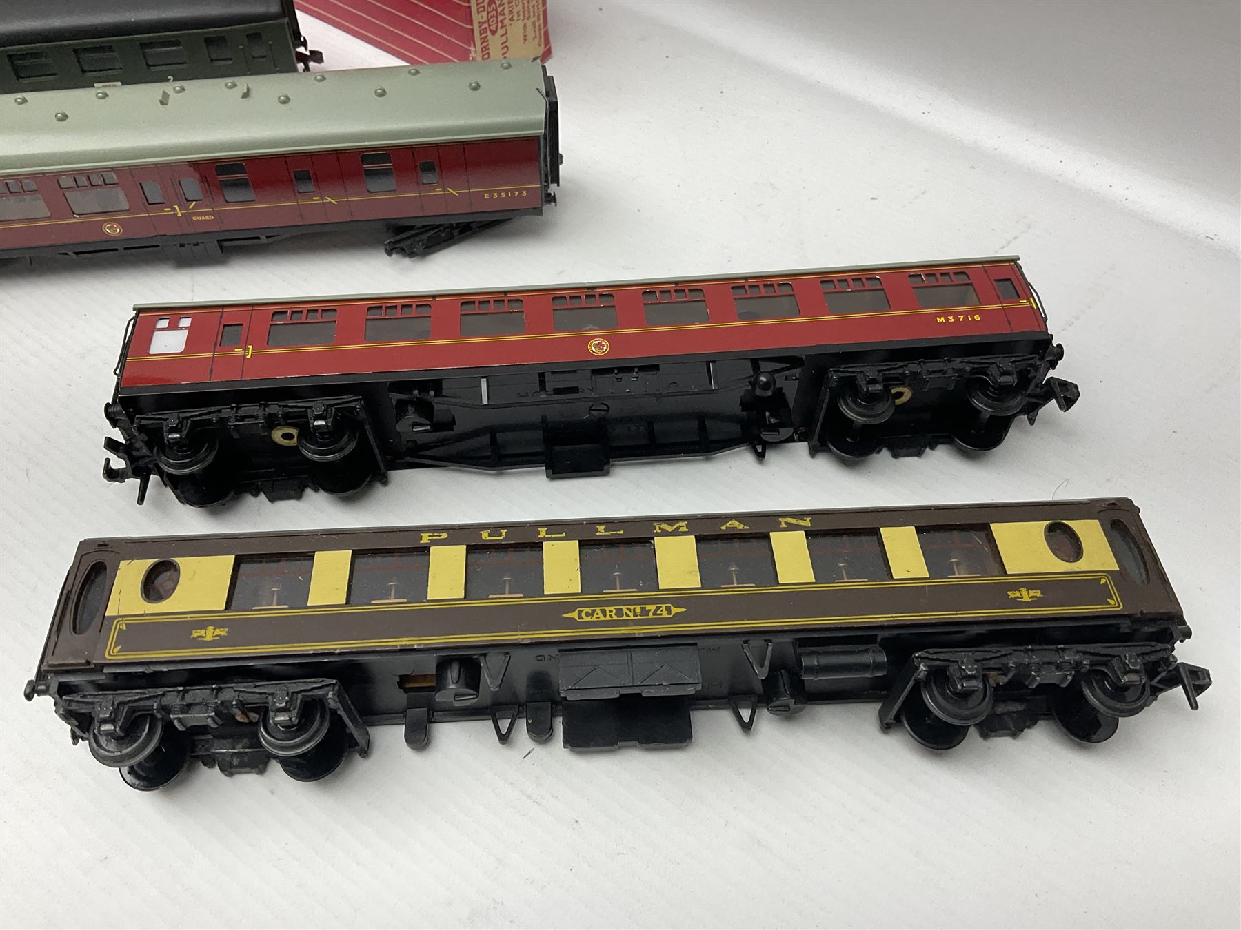 Hornby Dublo - ten passenger coaches including two Southern and four maroon BR Mk.I Passenger Coaches and four Pullman Cars (two x Aries, Car No.74 and Car No.79); together with two French SNCF HO Paris-Lille coaches; all but one unboxed (12)