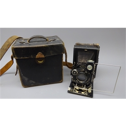  Houghton-Butcher Cameo plate camera with Aldis-Butcher Anastigmat F4.5-5.5 in Focus lens No.140296 with a non-original black leather case (2)  