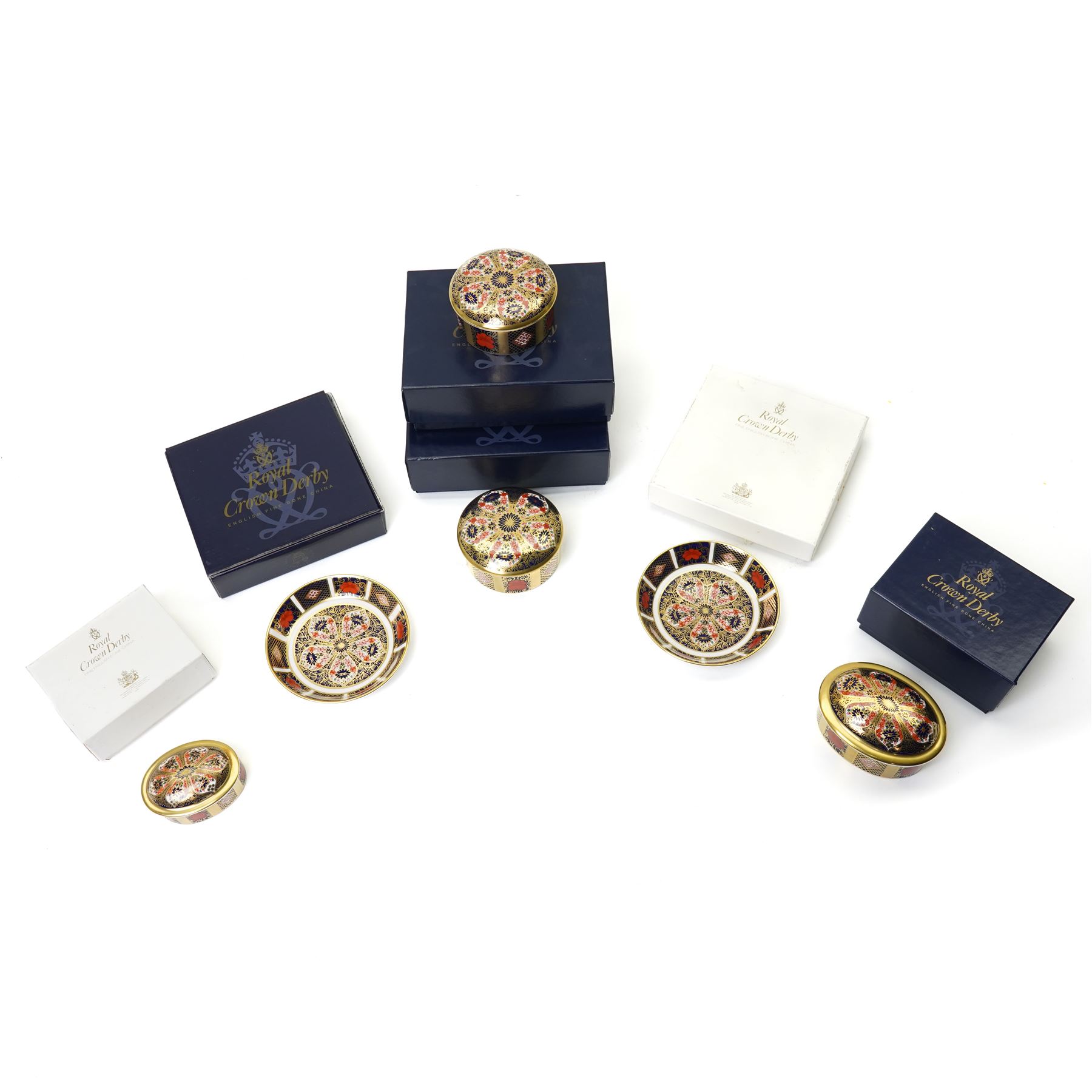 Four Royal Crown Derby Imari 1128 pattern boxes, largest D8.5cm, together with two round trays in the same pattern, D11cm, all boxed (6)